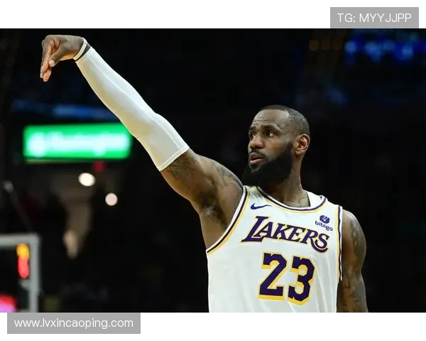 詹姆斯场上助力八村更多进攻机会成为关键因素