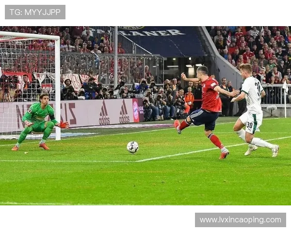 拜仁两球优势稳固比朔夫送点险酿变门兴点射中柱错失良机